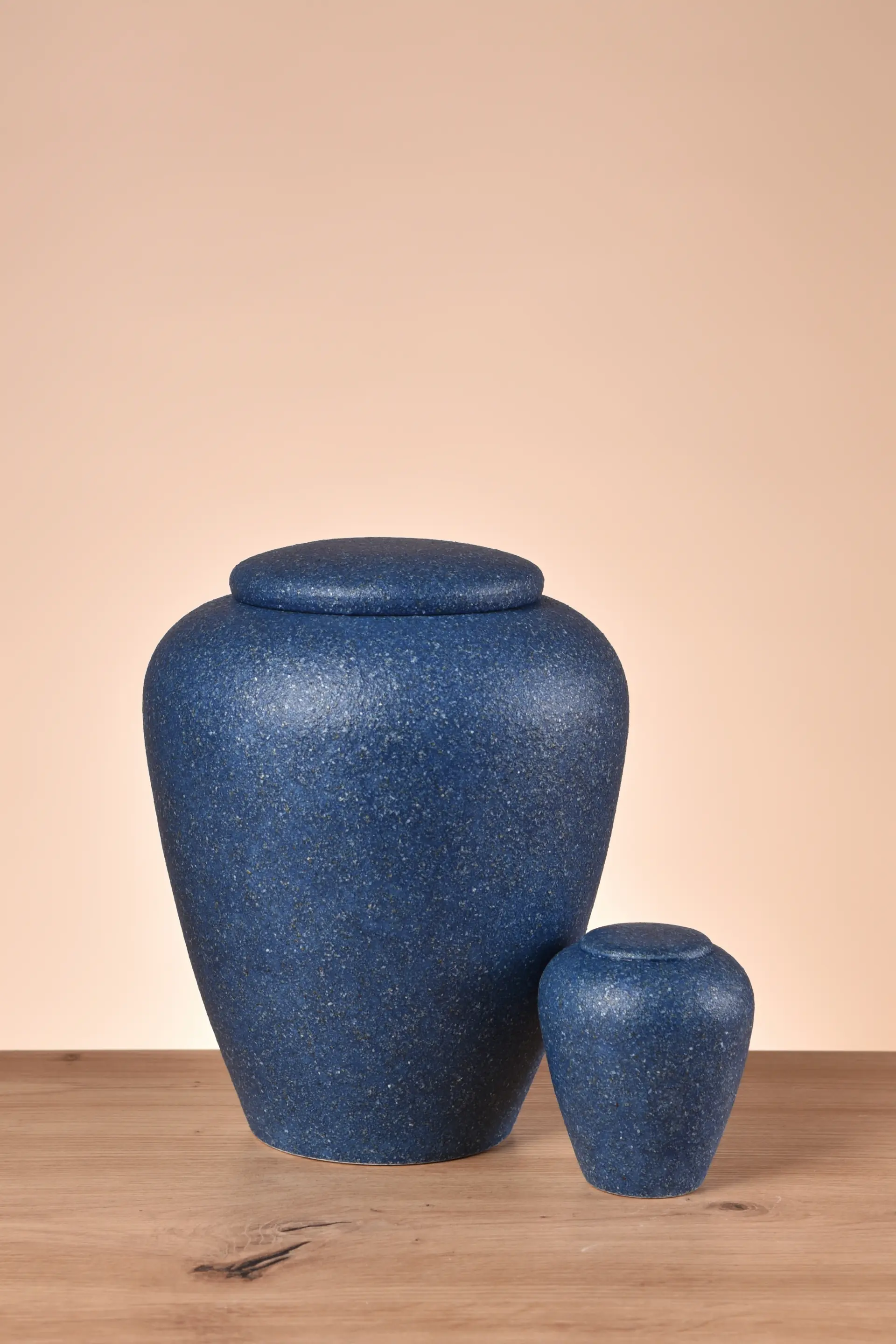 Himmlische Ruhe – Blaue Urne in Steinoptik