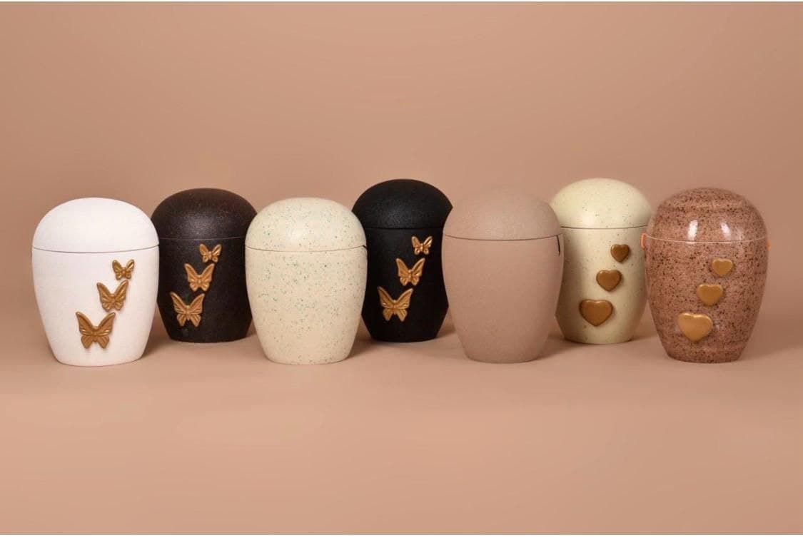 Reihe von Gedenkurnen in mehreren Ausführungen